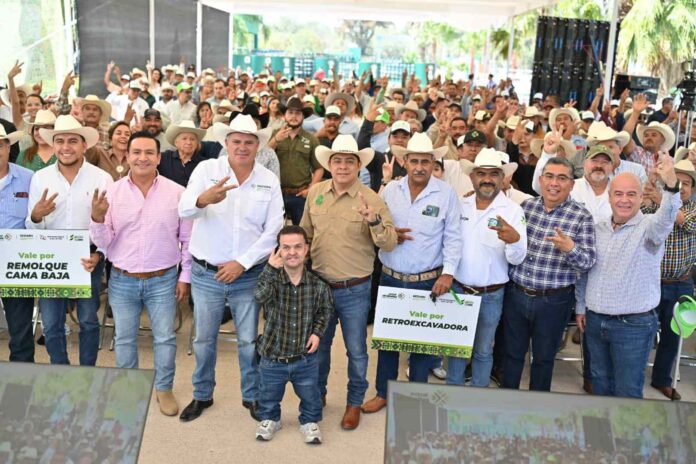 271025 15113, RICARDO GALLARDO REFUERZA APOYO A GANADEROS Y AGRICULTORES CON ENTREGA DE EQUIPAMIENTO (3)